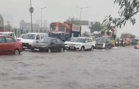 গাজিয়াবাদে বৃষ্টিতে জলমগ্ন ন্যাশনাল হাইওয়ে-৯