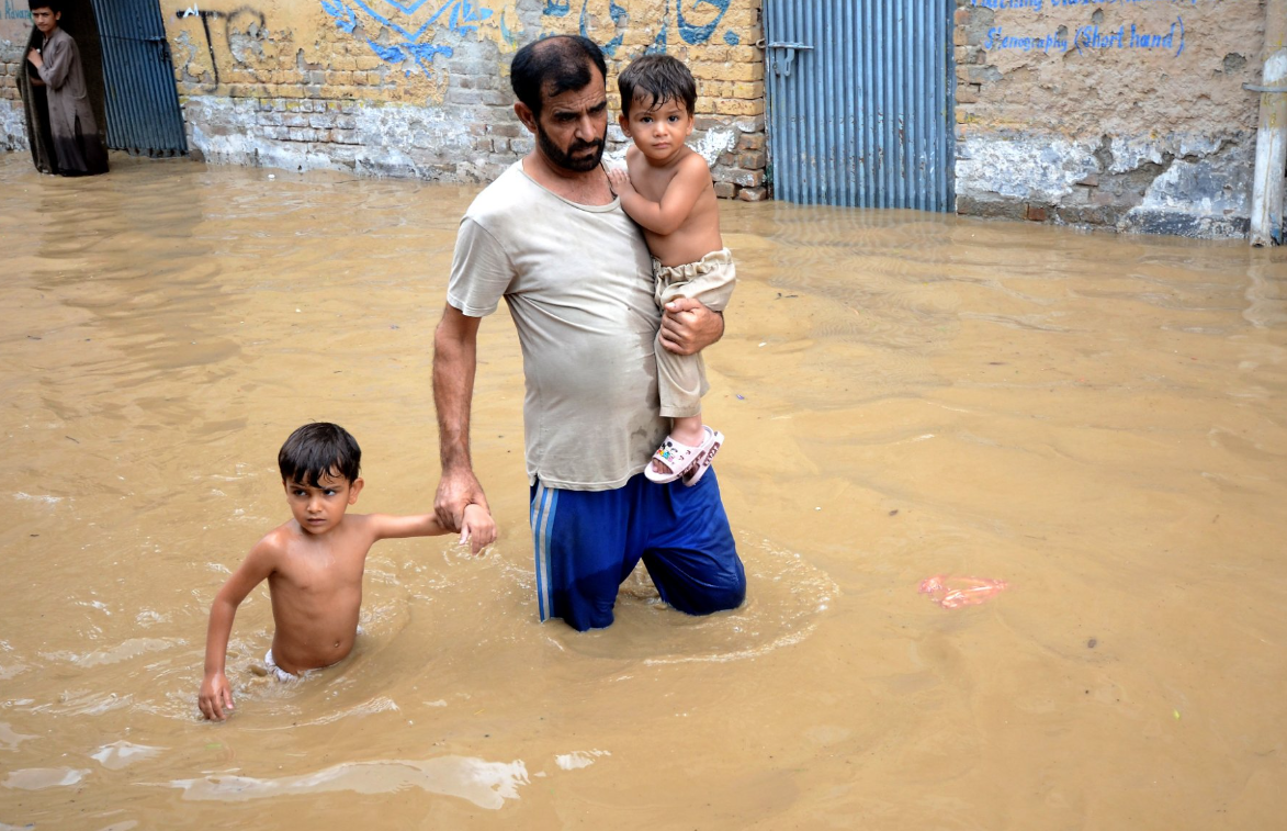 পাকিস্তানে মৌসুমি বৃষ্টিতে বন্যা: পেশাওয়ারে জলমগ্ন এলাকা, মৃতের সংখ্যা বেড়ে ১২১