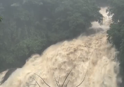 কেরালার আদিমালিতে বর্ষার চূড়ান্ত রূপ, ৬ষ্ঠ মাইলে দেখা গেল অসাধারণ দৃশ্য