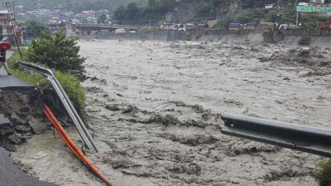 পশ্চিমবঙ্গে আজ হড়পা বানের পরিস্থিতি