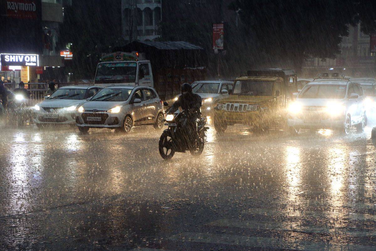 IMD নাওকাস্ট সতর্কতা: পশ্চিমবঙ্গের ৬ জেলায় মাঝারি বৃষ্টি ও বজ্রপাতের সম্ভাবনা