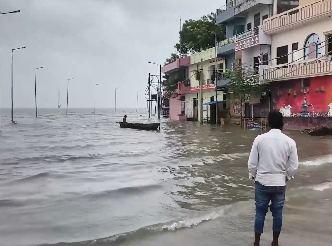 প্রয়াগরাজে গঙ্গা-যমুনায় জলস্তর বৃদ্ধি: নিম্নভূমিতে বন্যার আশঙ্কা